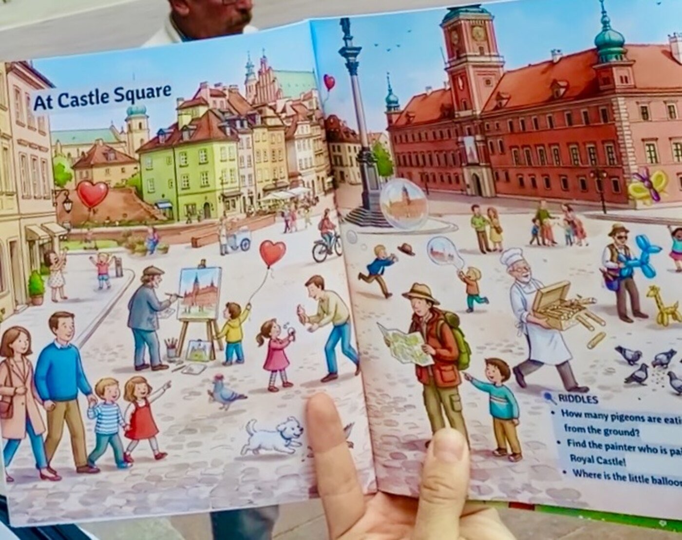 Rozkładówka książki z Placem Zamkowym w Warszawie